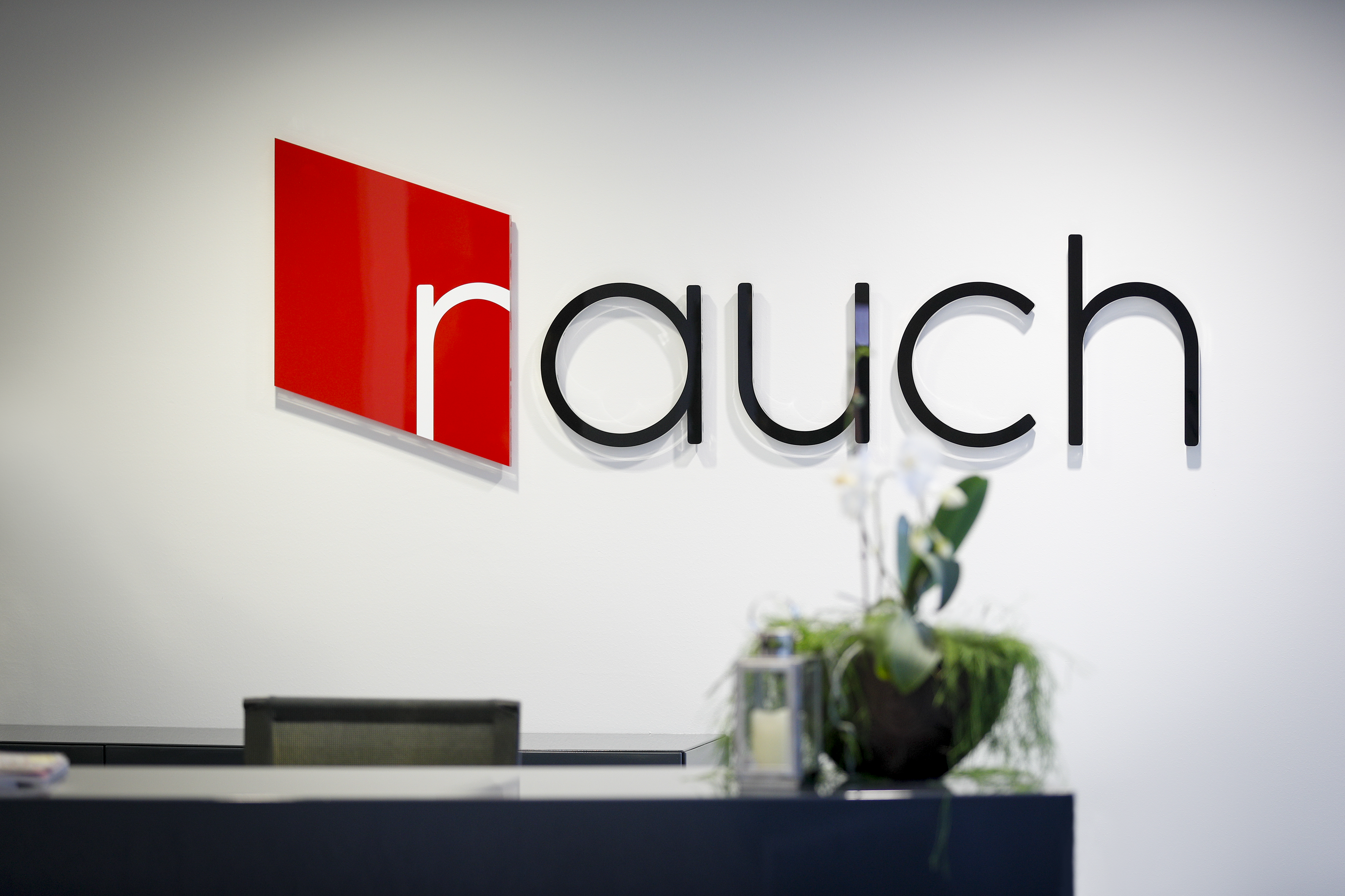 rauch Logo, das in der Zentrale der Verwaltung an der Wand hängt.