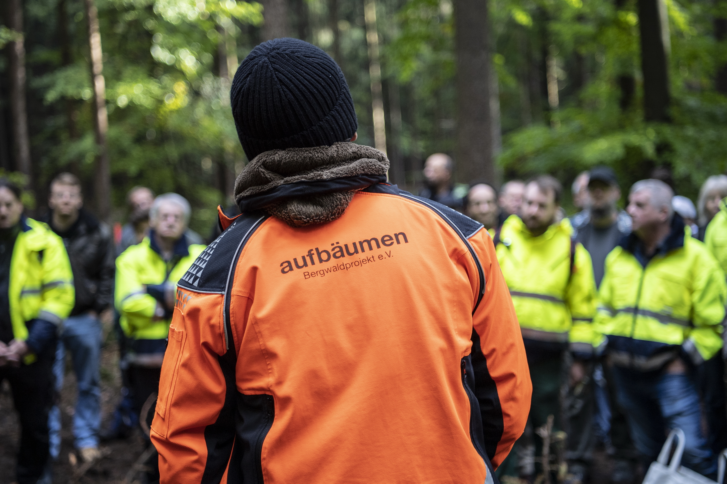 Der Rücken eines Mitarbeiters des Bergwaldprojektes mit der Aufschrift: "aufbäumen".