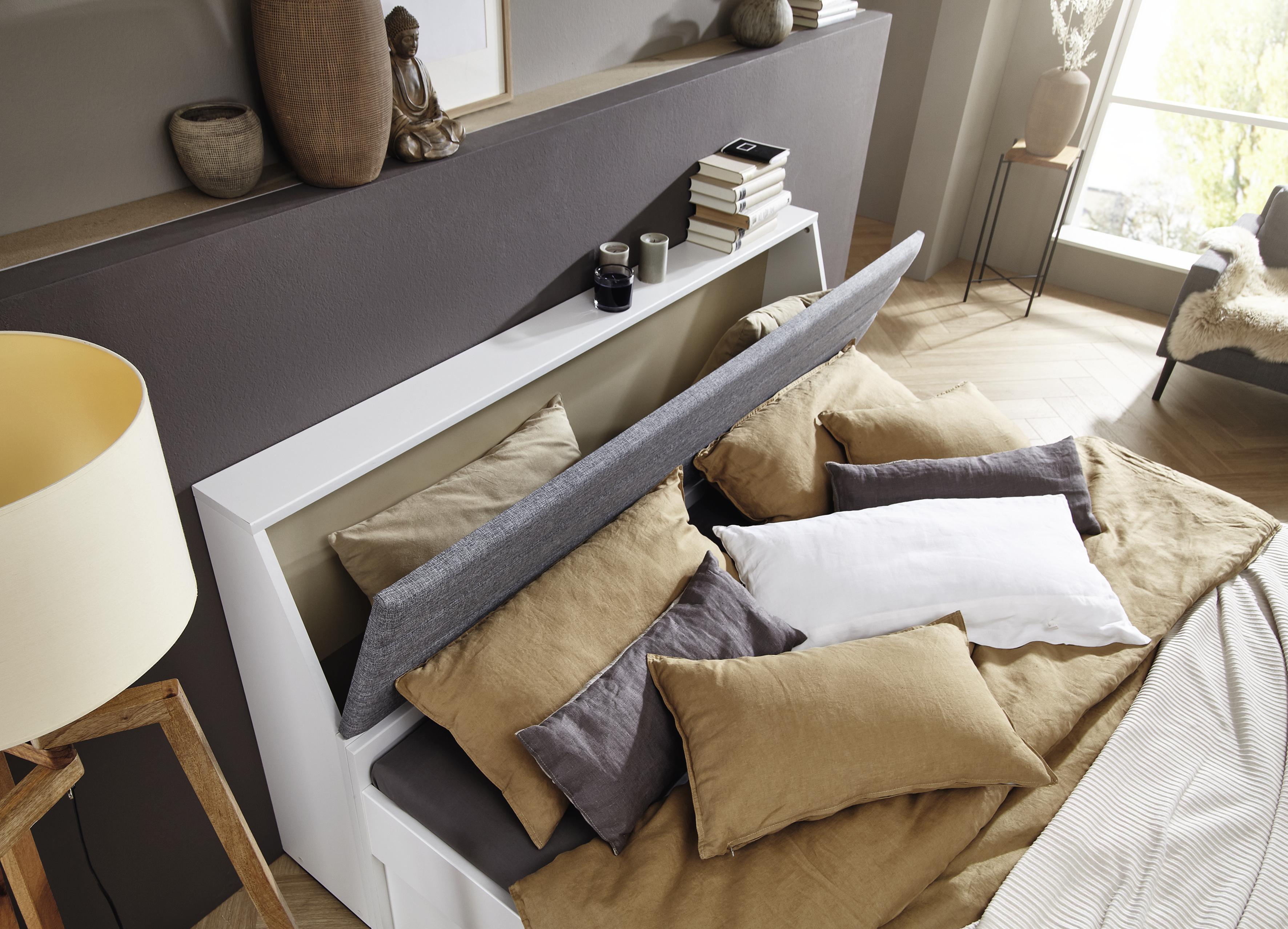 Das Bett Scala ist mit klappbarem Kopfteil ausgestattet, in dem zum Beispiel Deko-Kissen gelagert werden können. 