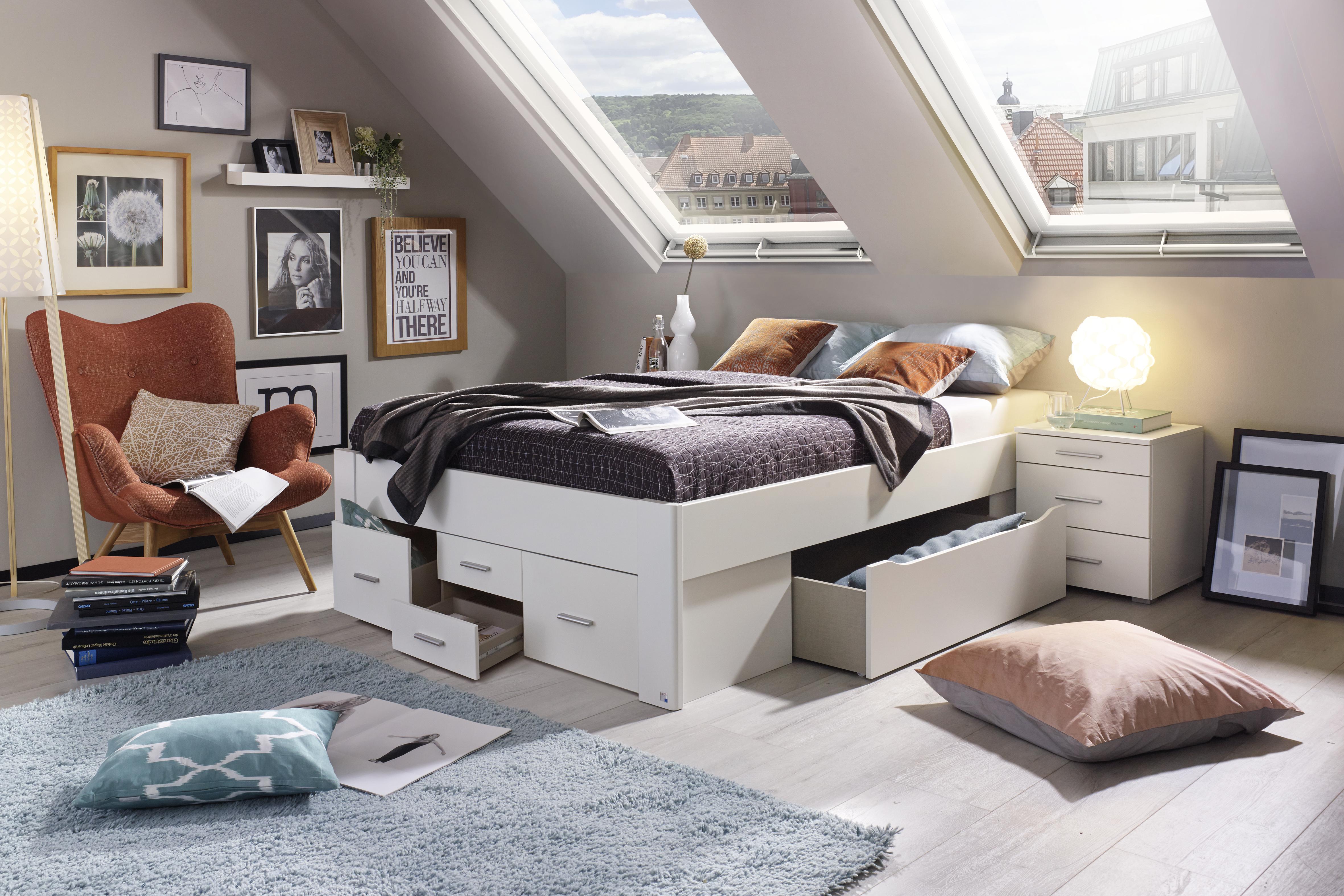 Ein Bett mit Schubladen bietet Stauraum für Bettzeug, Kissen und Klamotten und hilft dabei, Ordnung zu halten. 