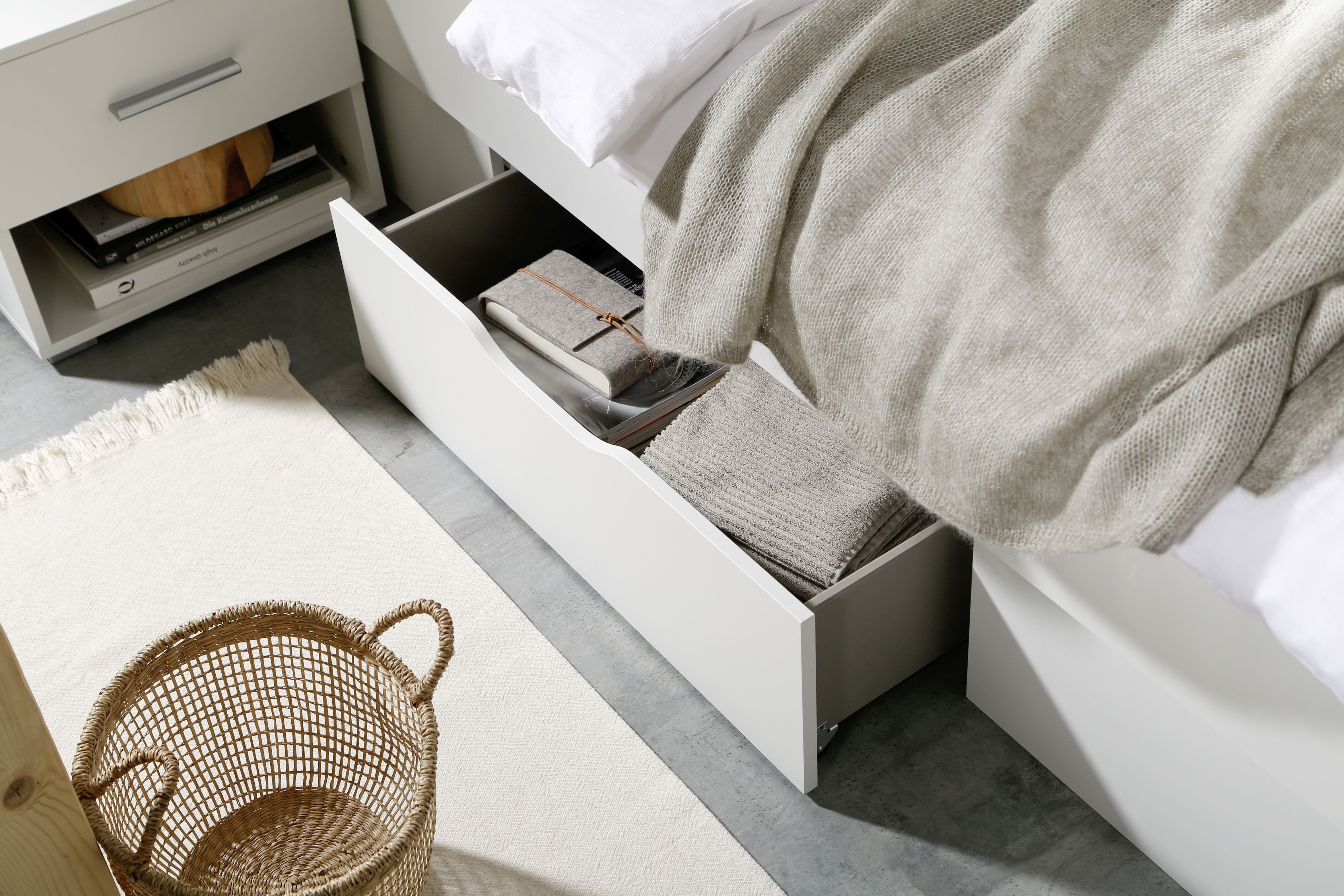 Das Bett Ryba mit praktischer Schubladenaufbewahrung.