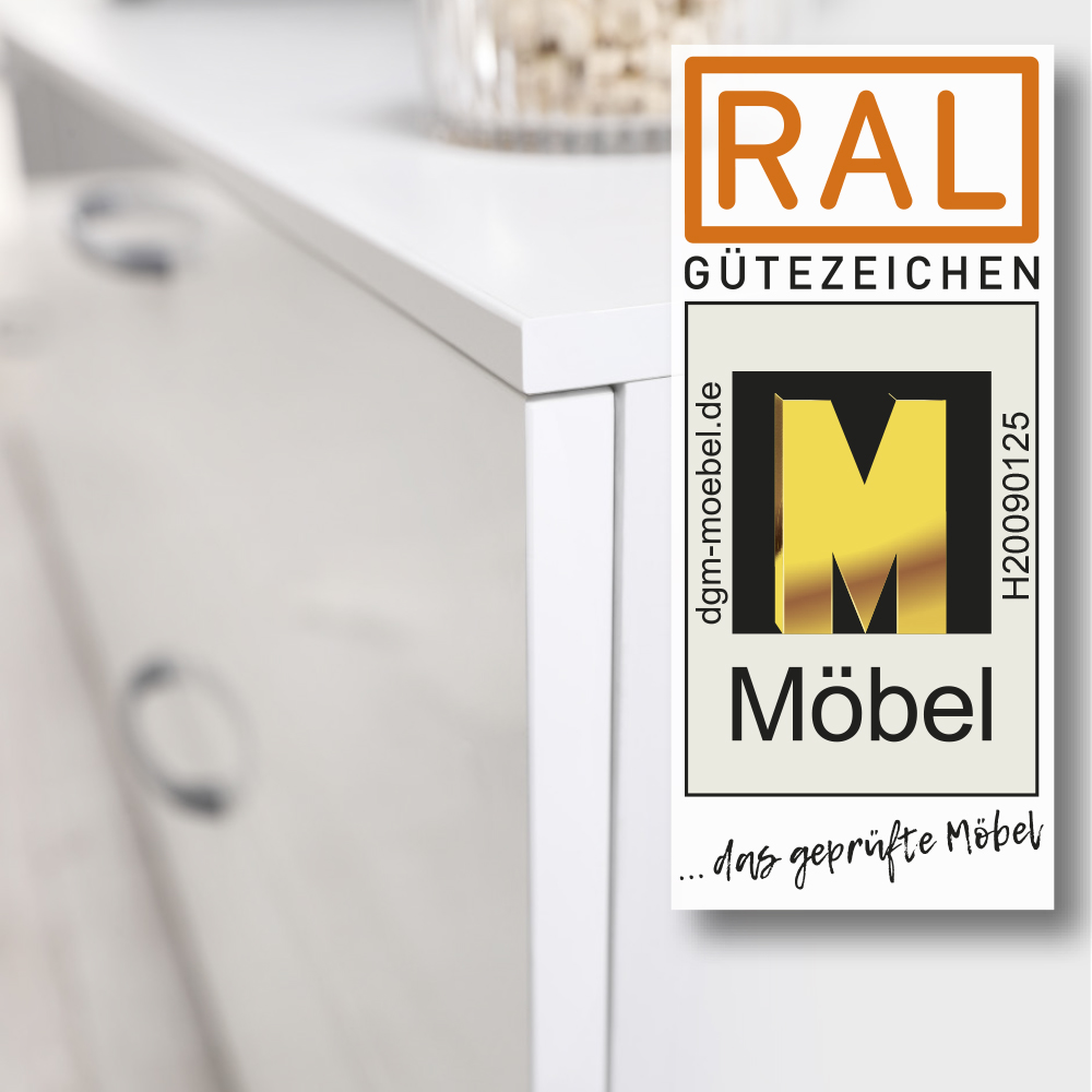 Detailaufnahme einer Kommode. Das Label "Goldenes M" ist abgebildet.