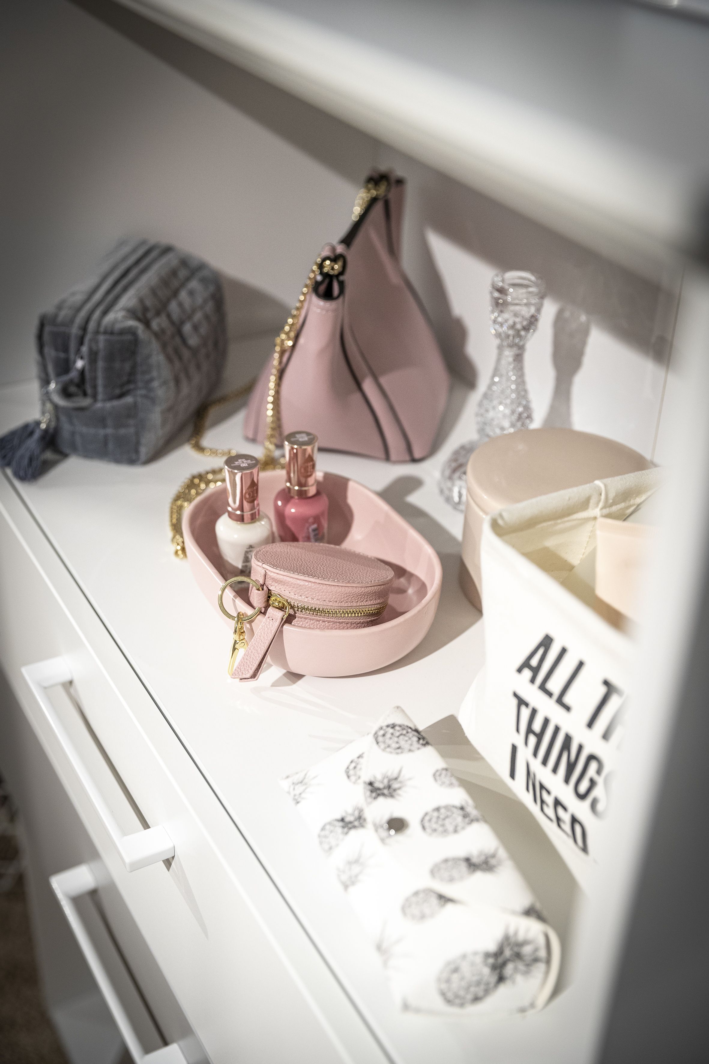 Zum Erledigen der Hausaufgaben, Basteln oder Malen benötigt der Jugendliche einen Schreibtisch