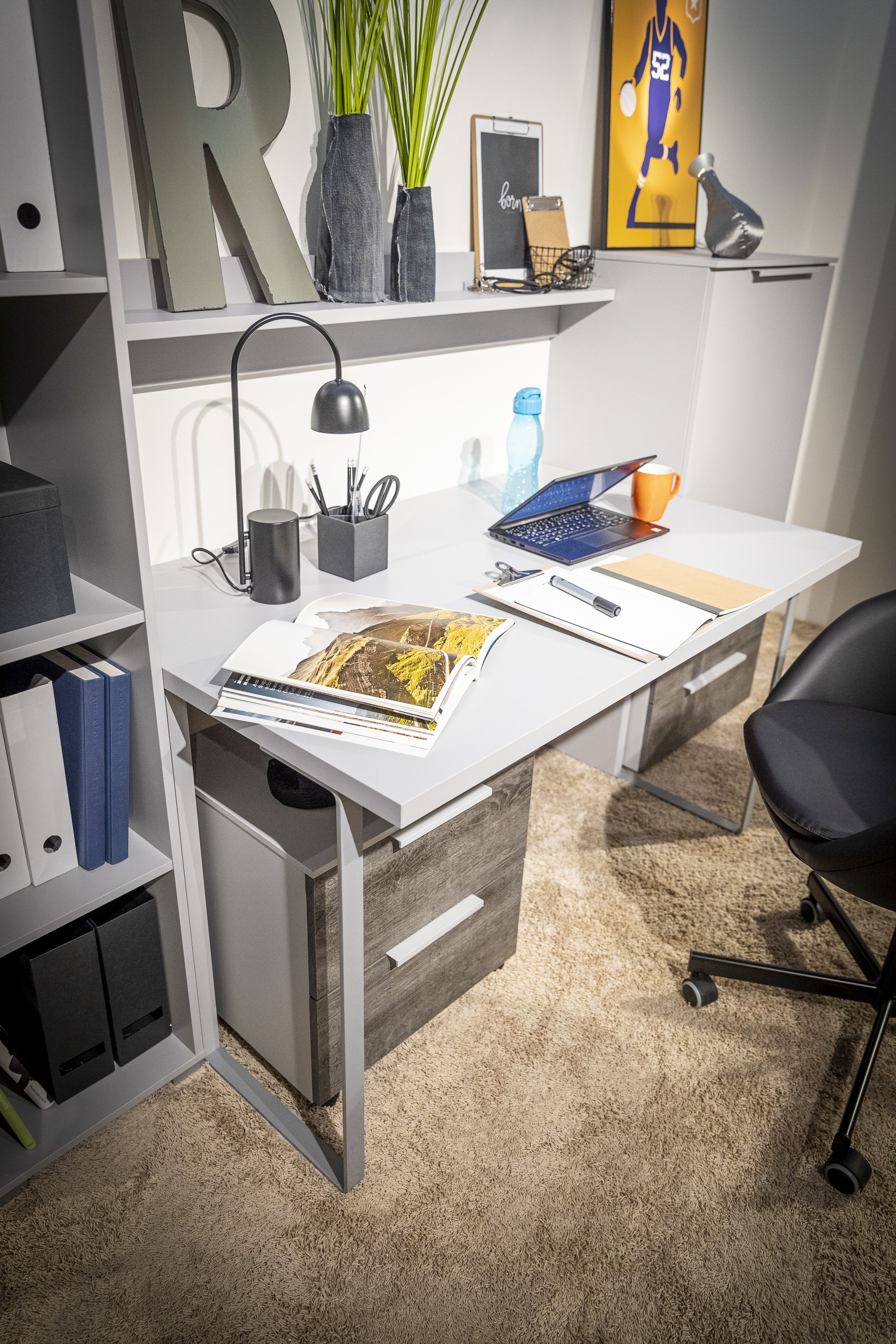 Zum Erledigen der Hausaufgaben, Basteln oder Malen benötigt der Jugendliche einen Schreibtisch