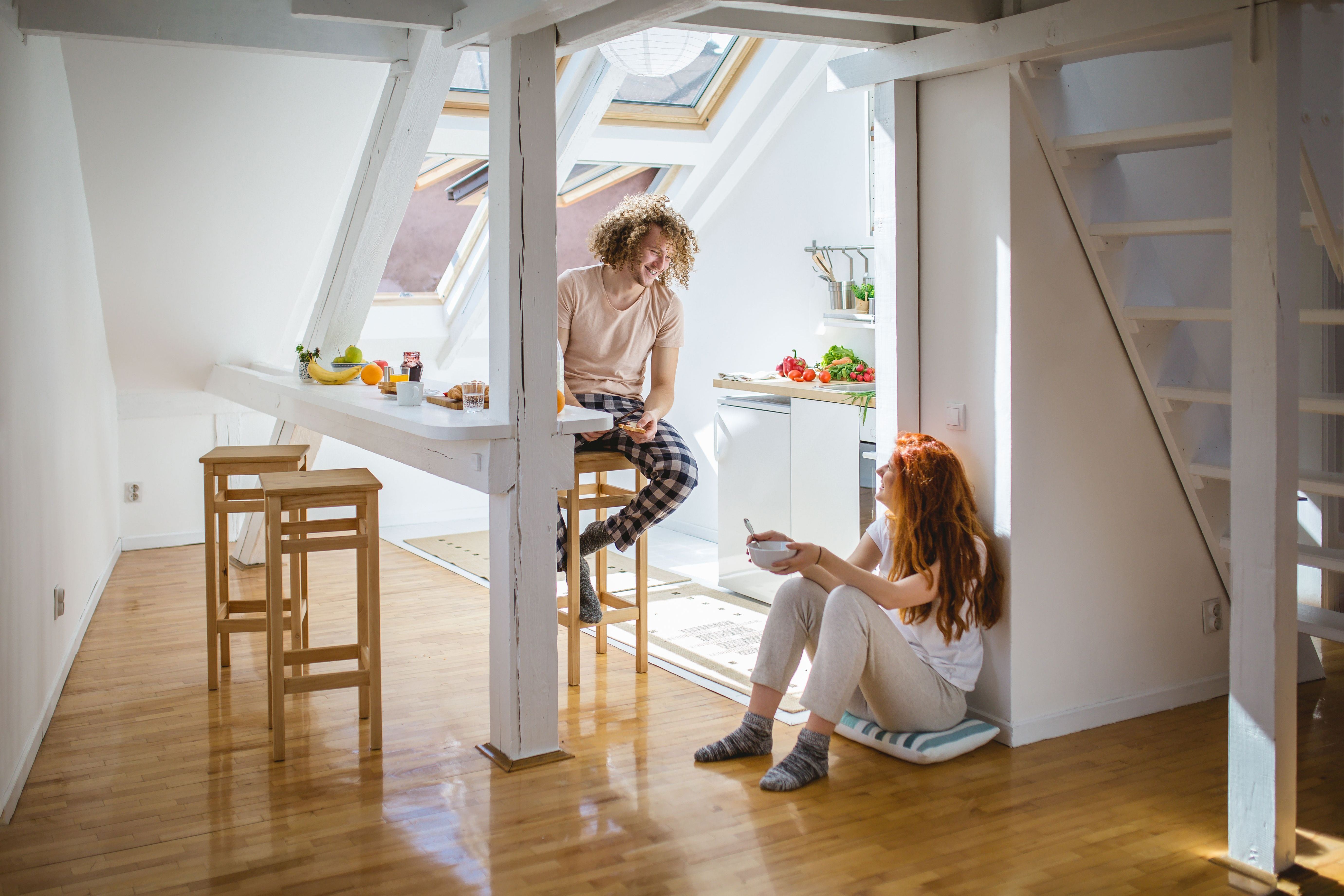 Pärchen fühlt sich wohl in ihrer Dachwohnung.